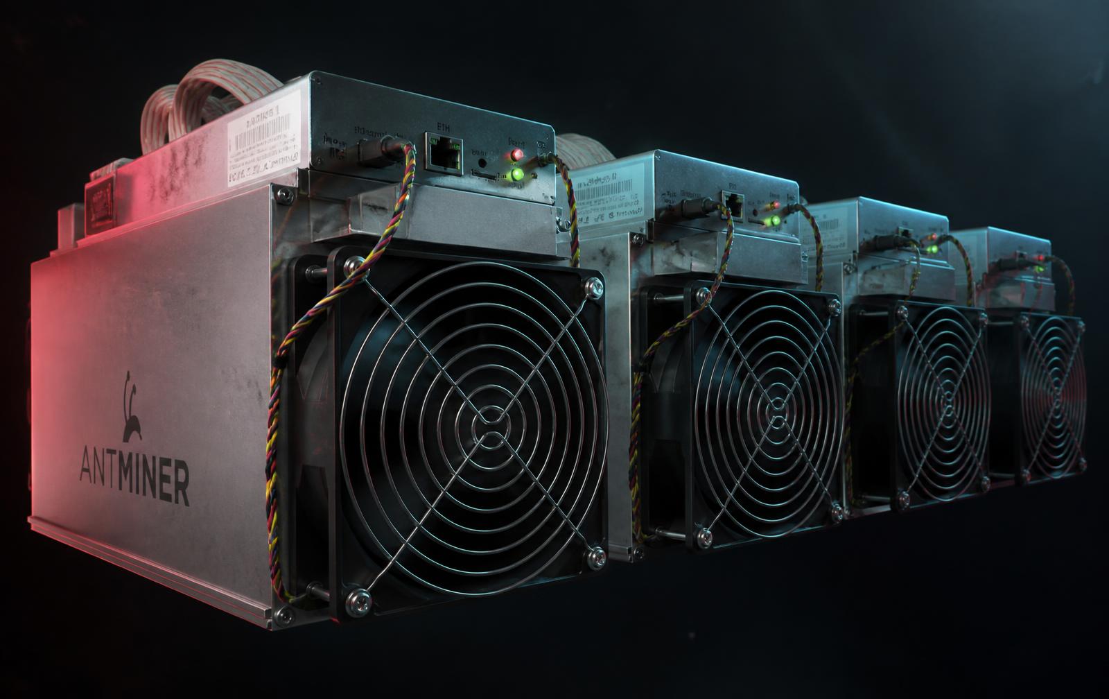 صف من أجهزة تعدين ANTMINER مستعملة